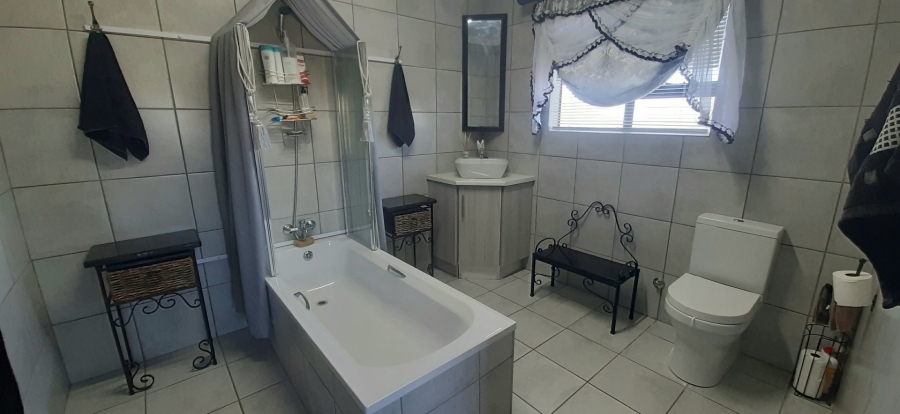 6 Bedroom Property for Sale in Seemeeu Park Western Cape